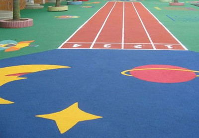 幼兒園室外塑膠地面施工注意事項(xiàng)和塑膠場(chǎng)地做法是什么？